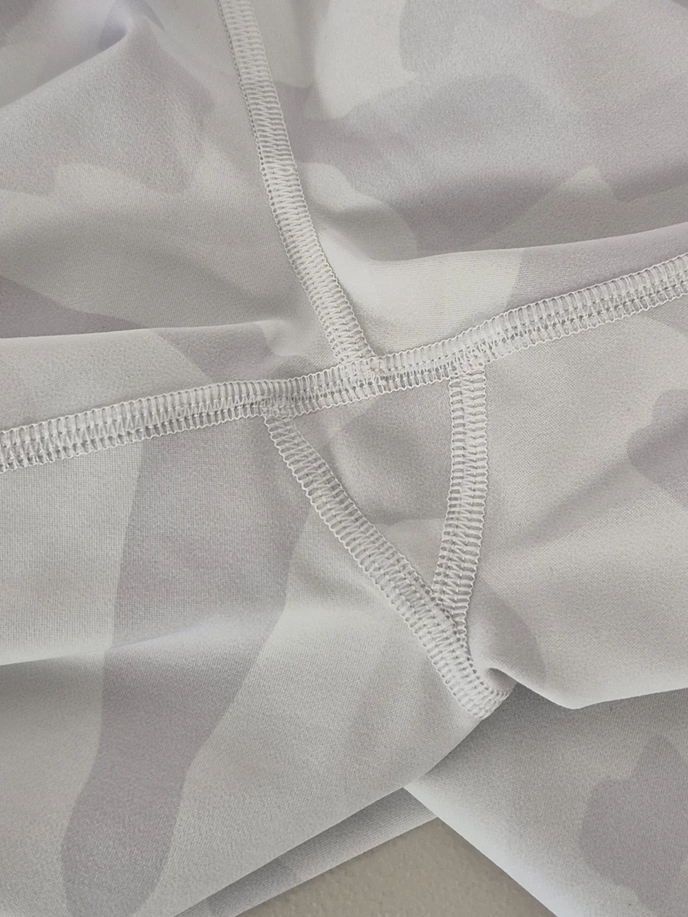 Alo Yoga High-Waist Vapor Leggings White Camouflage - Size M